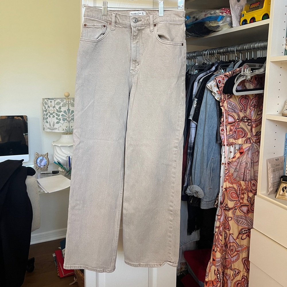 Abercrombie 90s Relaxed Jean High Rise Size 27 Short